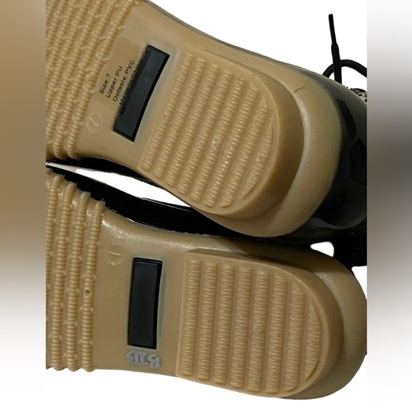 OLIVIA MILLER Water Resistant Black with Gold Sequin Duck Boots Size 7 N… - Picture 12 of 15